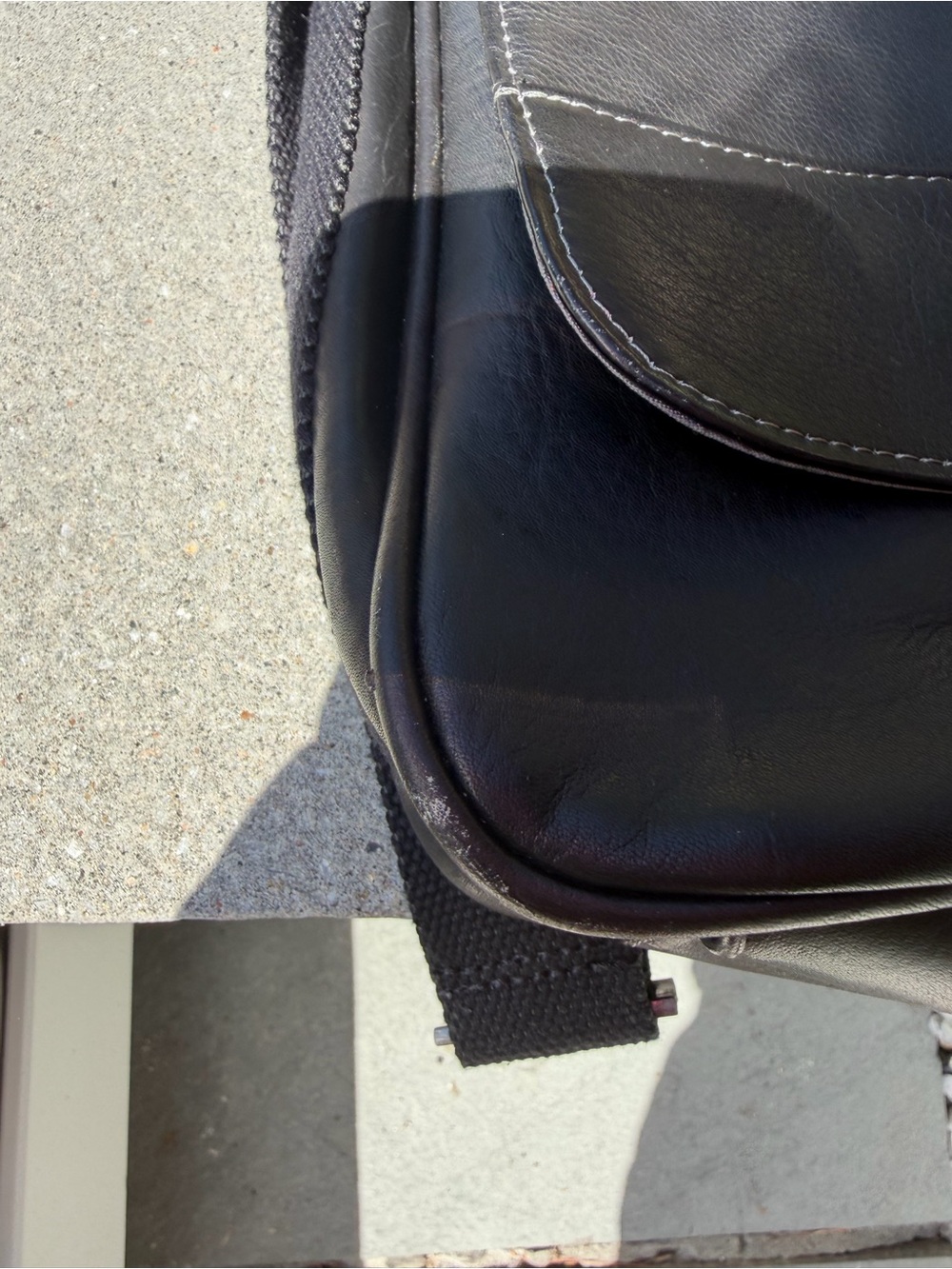 Kenneth Cole Reaction Black Leather Messenger Bag 11”X11” - Picture 4 of 16